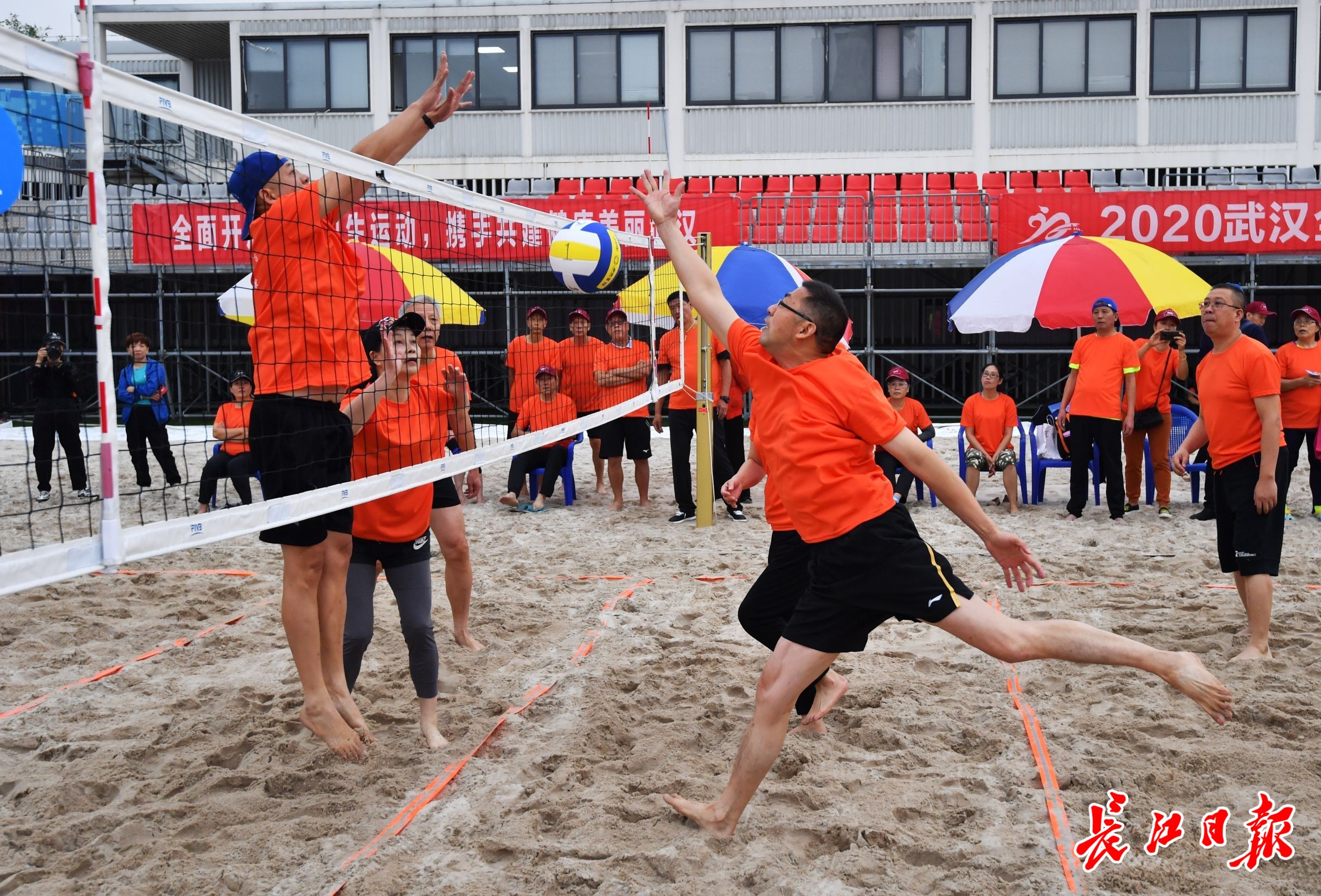 气排球是软排吗（中国人自创的气排球，武汉人在沙滩上玩起来了）