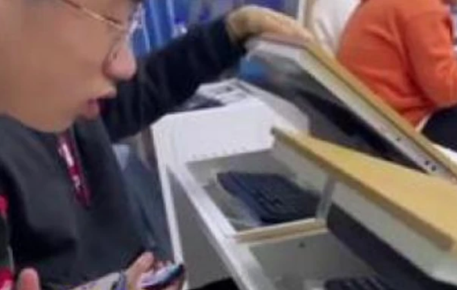 高校更换“高科技”新课桌，学生表示世界观被颠覆，网友羡慕不已