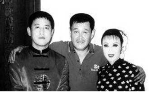 抛弃糟糠妻，娶小19岁娇妻，开豪车打人，“长贵”王小宝飘了？