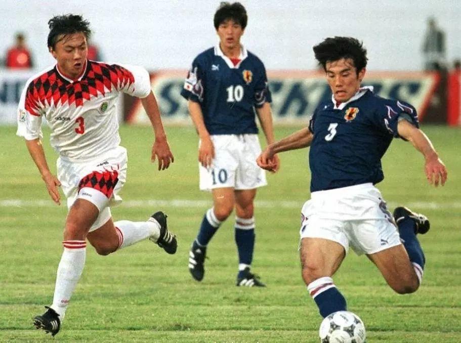 那个23年前一脚洞穿国足球门的日本左后卫，下课了也让我们羡慕