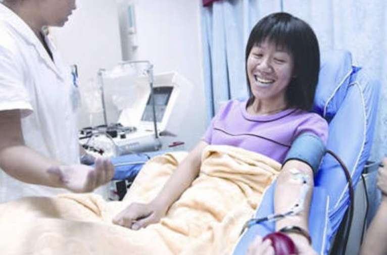 黄来女出身寒门，763分考上武大，背着瘫痪父亲上学，后来怎样了