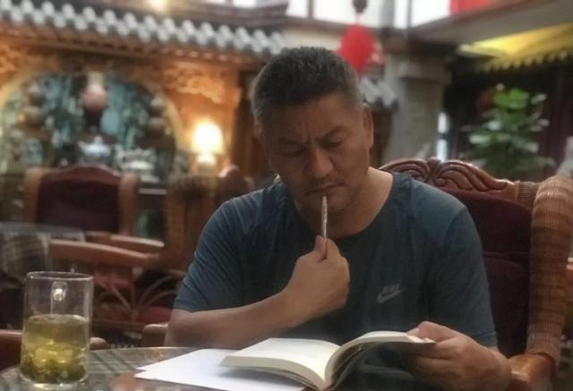 先后参加25次高考，梁实凭什么这么“牛”，另一身份揭晓