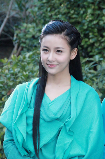 出演《鹿鼎记》的阿珂时贾青28岁,颜值在线,但是在剧中的造型和人设都