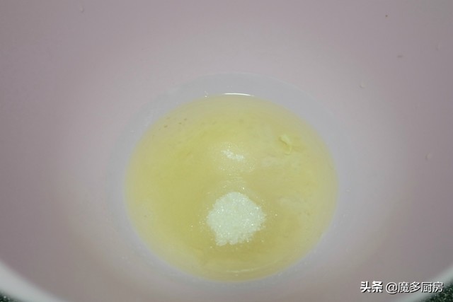 自己怎么制作蛋糕(想吃蛋糕不用买，自己在家做更容易，两个鸡蛋半碗面粉，轻松完成)