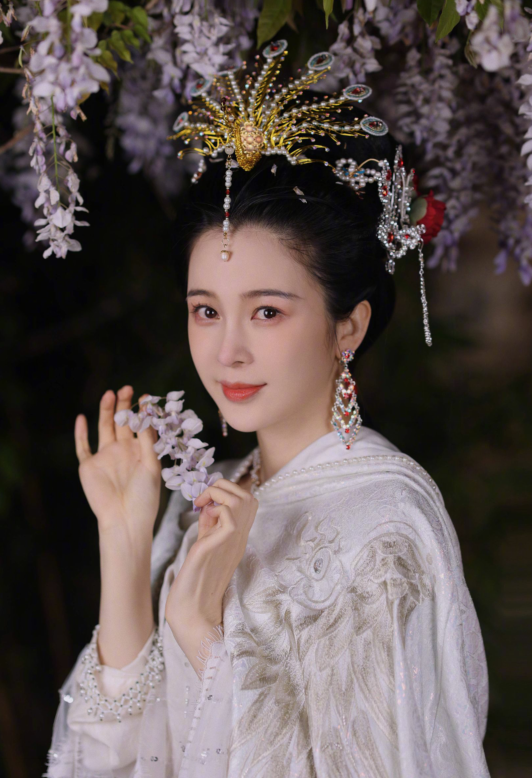 去年,赵樱子还上映了一部古装大剧《长安诺》,她在剧中扮演贺兰明玉