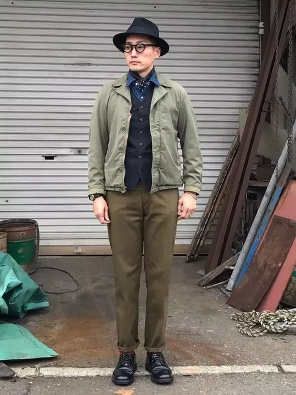独特也万能的“军绿裤”该怎么穿？
