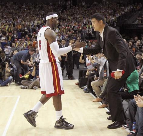 姚明在NBA有多受欢迎？詹姆斯主动与他握手，球迷纷纷起立致敬
