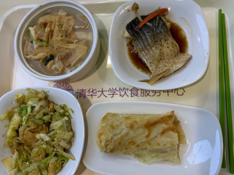 大学之间的差距不只是分数线，看完清华的食堂，同学们直呼羡慕