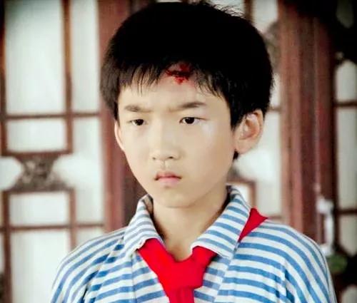 留下了他与张玫的一双儿女晓 英(江一燕饰)和养子晓涛(林晓凡饰),两