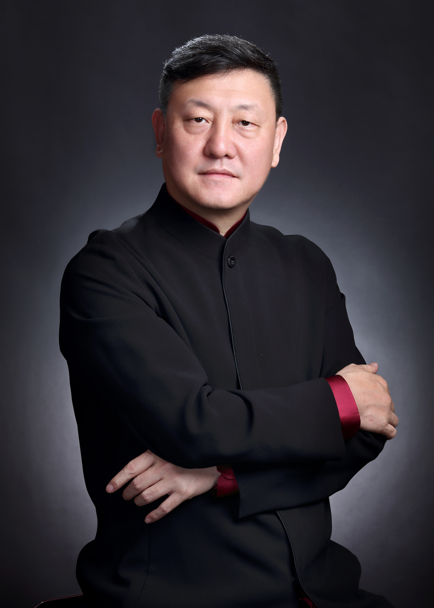 2006年,他和相恋2年的女友其其格结婚,婚后两人育有一儿一女.