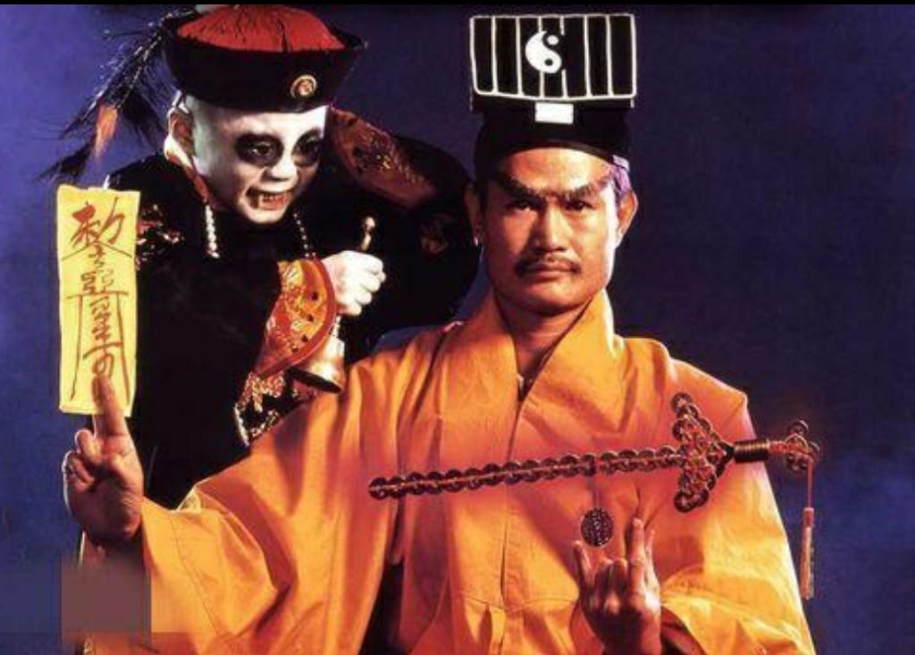 林正英《僵尸道长》剧照这位西洋僵尸不同于那种膝盖不能弯只会蹦蹦