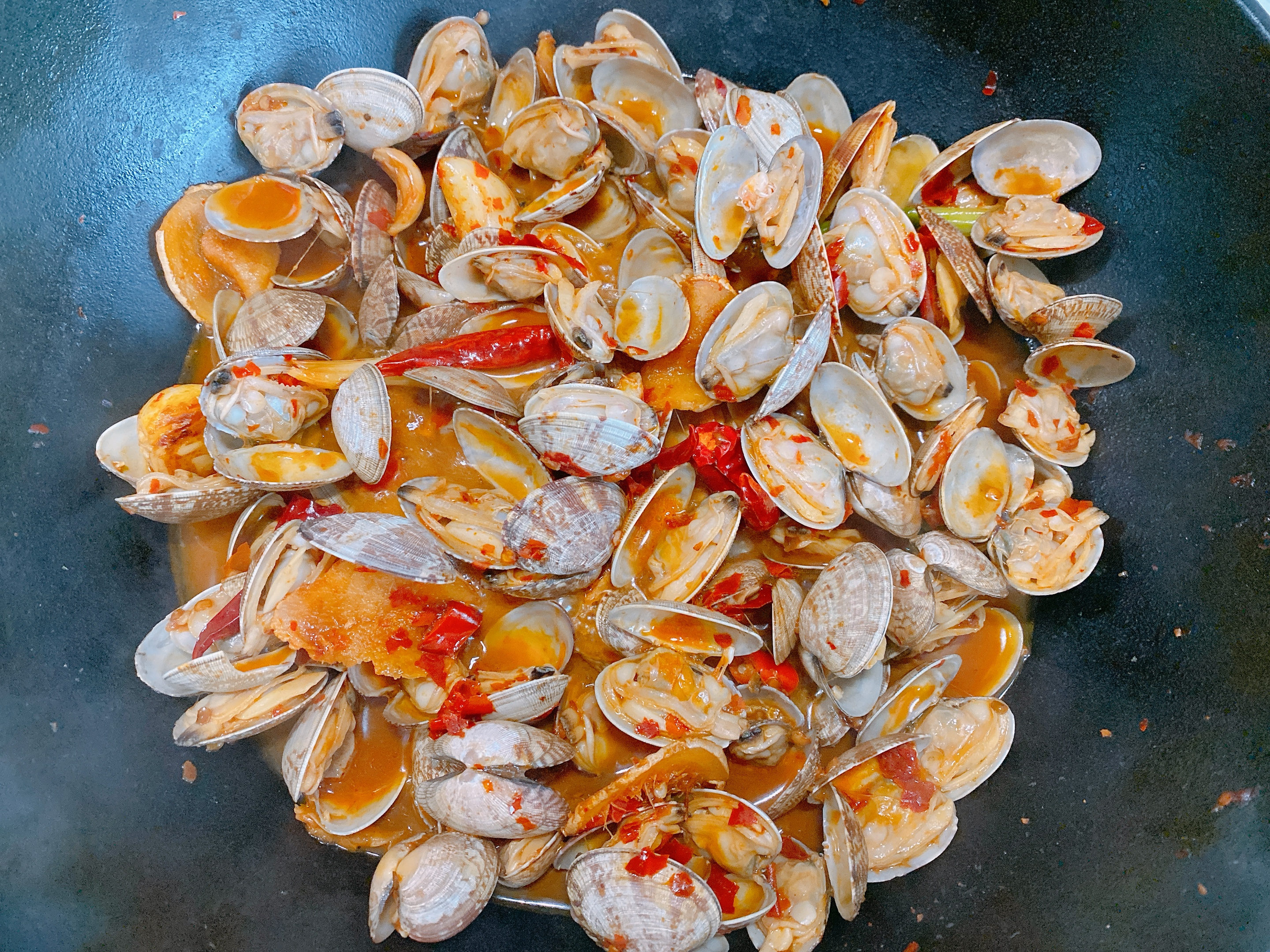 辣炒花蛤千万不能焯水,大厨都这样做,花蛤鲜嫩入味,没有泥沙