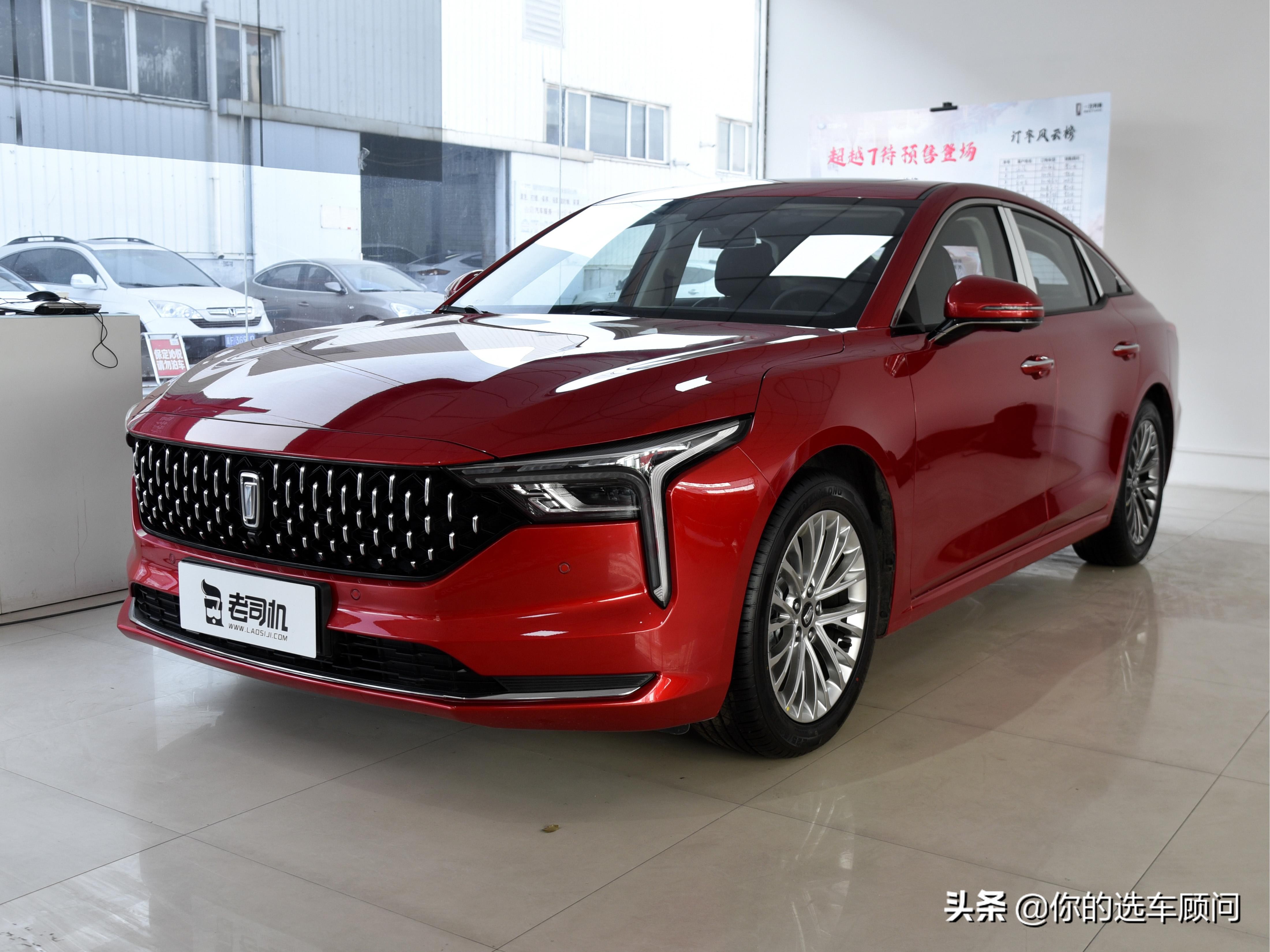 轴距2米8,三厢家用车,价格挺便宜,油耗才6.4l,实拍奔腾b70