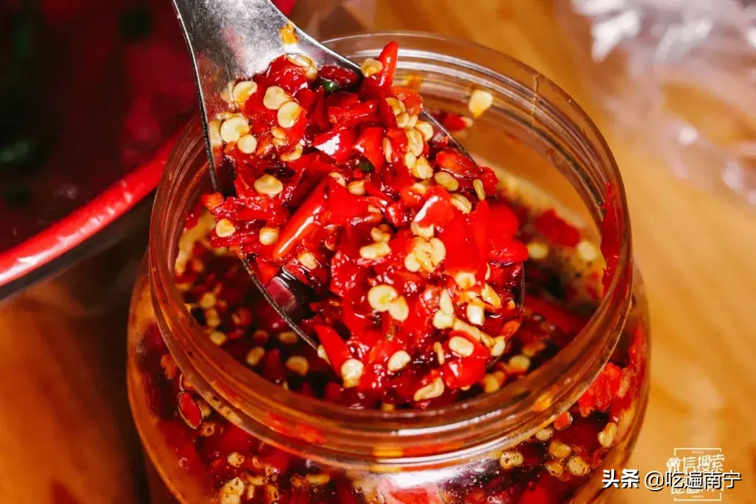 这家晚上10点半才开摊的烧鸭粉!还没开摊就有人在排队