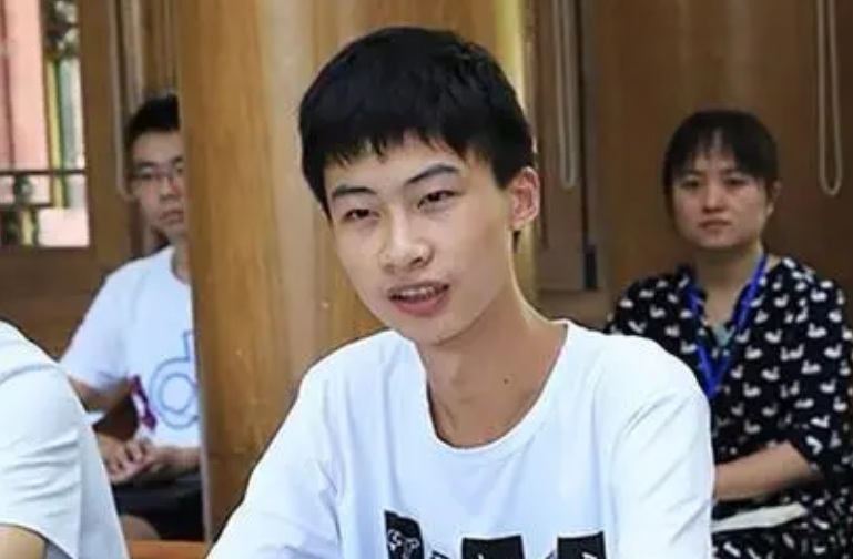 河北寒门贵子庞众望：父精神失常母瘫痪，却加分60以744分上清华