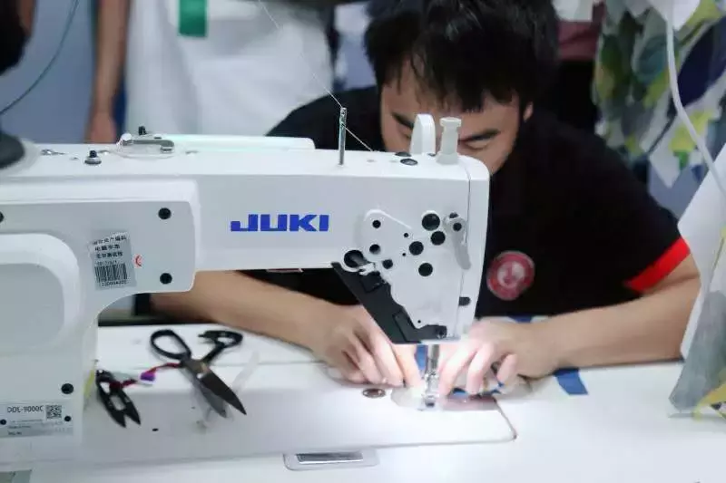 一家女装品牌的公司，IT部门有133个人，传统服装不再传统