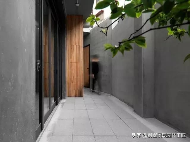 清灰色调的简奢别墅庭院设计，一面素实水泥墙，美了一个院子