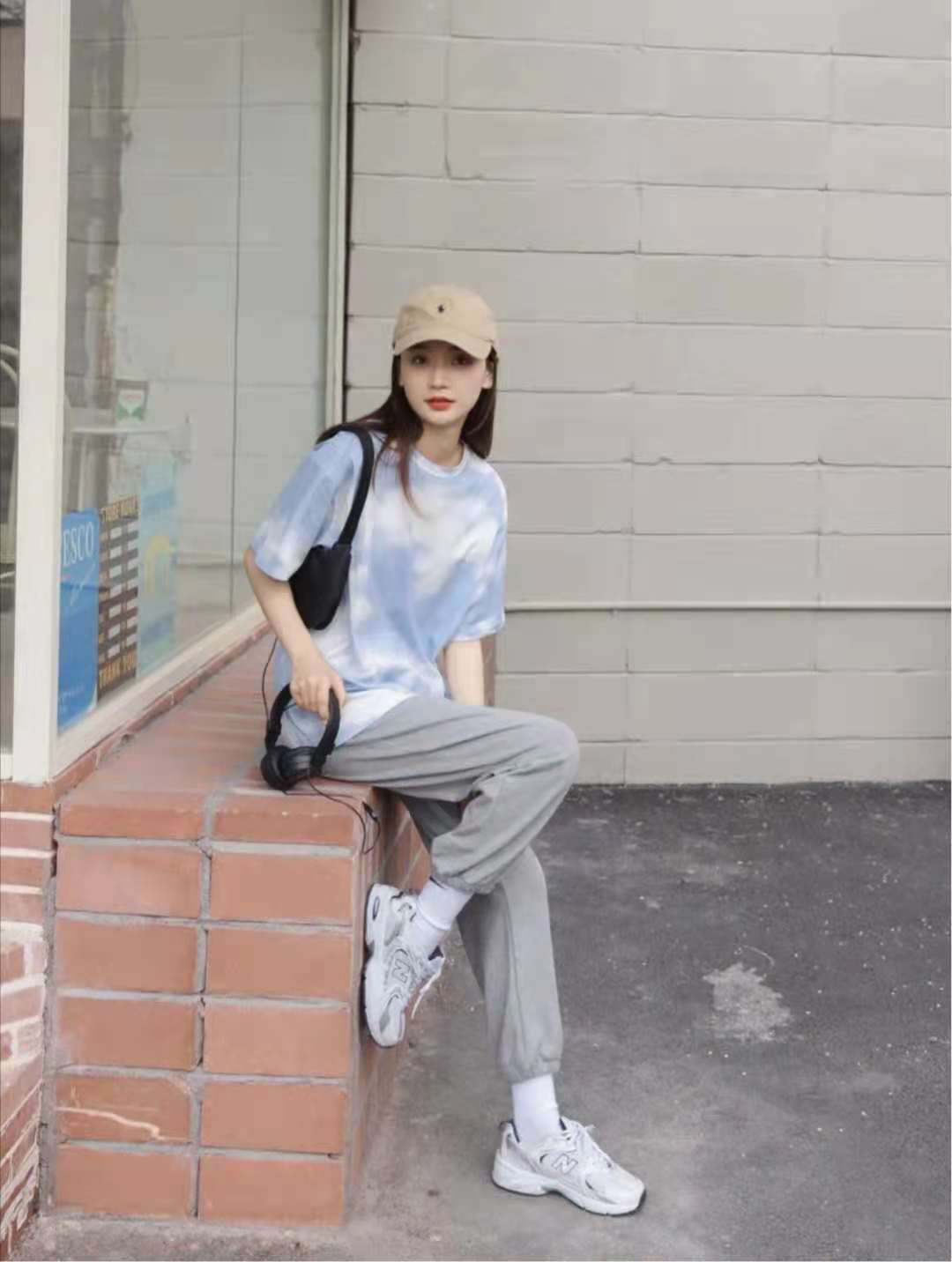 女生灰色运动裤的搭配(灰色运动裤配什么颜色上衣好看)