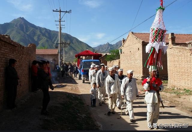 出殡当天扛着走,下葬后拿来给小孩做衣服,关于引魂幡的5个常识