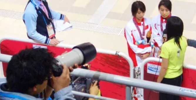 郭晶晶比老公大几岁（霍启刚庆祝郭晶晶40岁，自嘲“老夫少妻”，结婚9年成豪门童话）