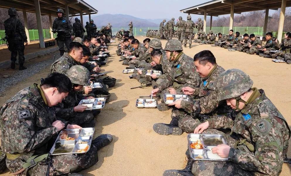 韩国世界杯素质差(韩国军人抱怨隔离伙食太差，重视装备轻蔑体能，理由更是很奇葩)