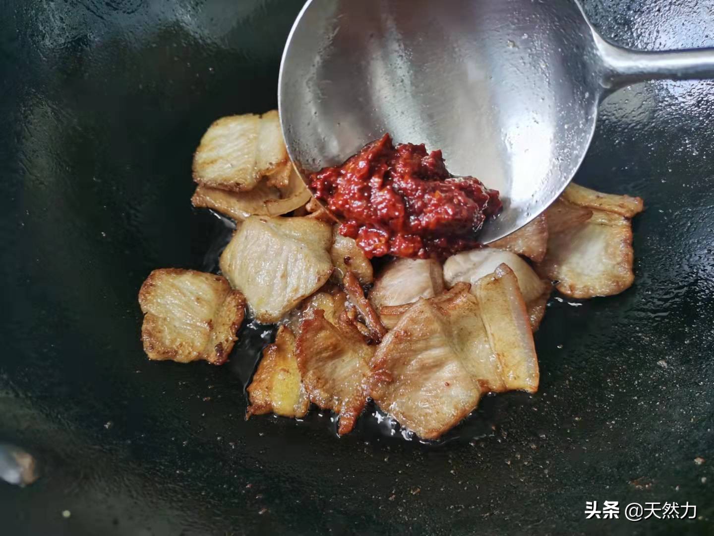 回锅肉怎么做才好吃？来看看传统的川菜做法，肥而不腻，真解馋