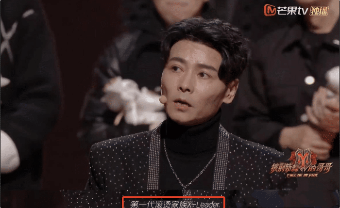 张晋独自带儿子画面被拍，父子同回公寓，鱼蛋蹦蹦跳跳活泼可爱