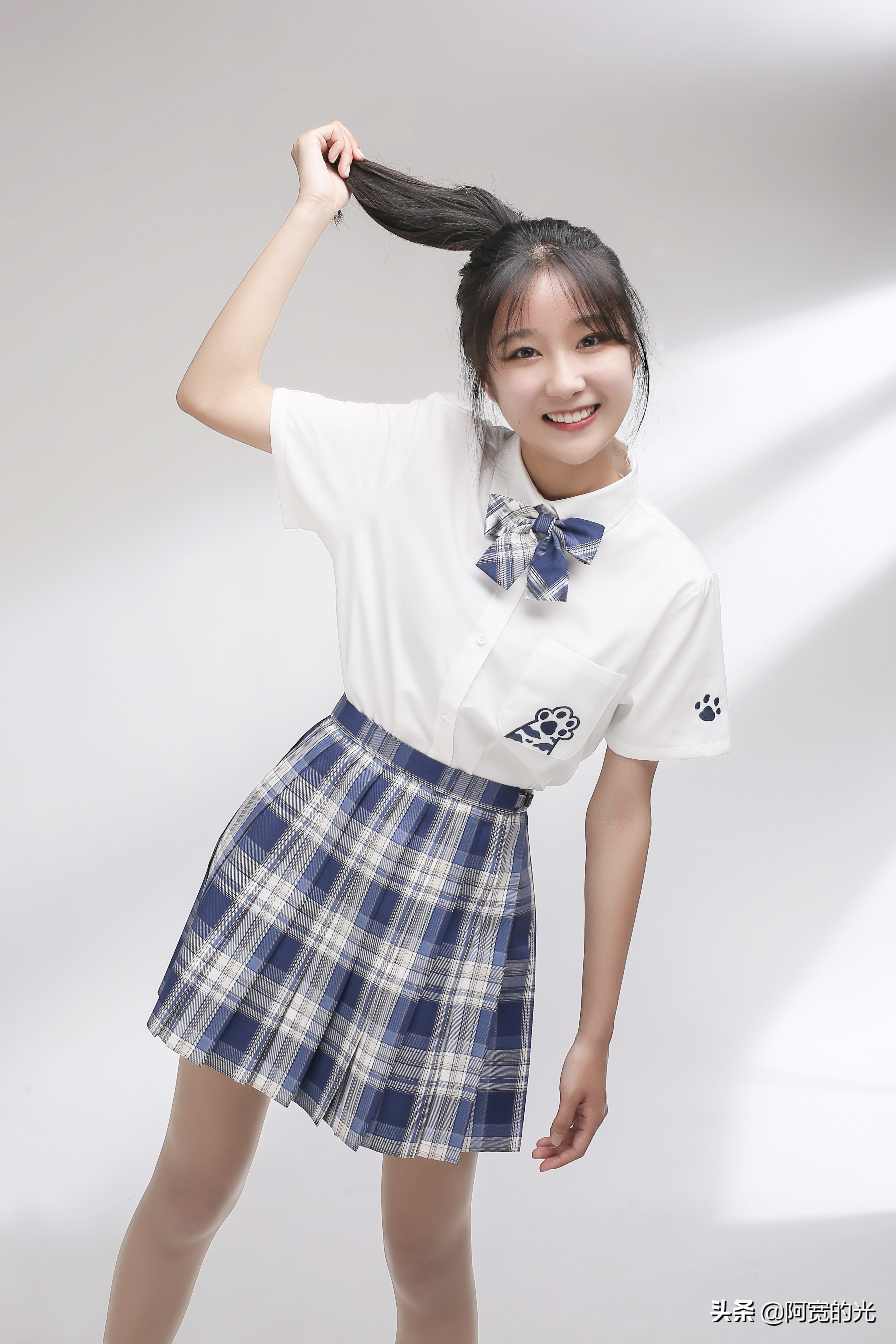 这几天我们也拍摄了一组jk风格的照片,主要是上身猫爪衬衣配合短裙和