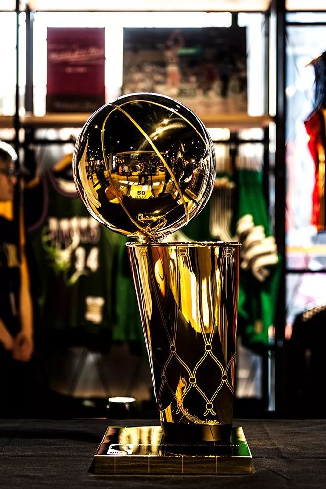 nba奖杯叫什么(NBA总冠军奖杯叫“奥布莱恩杯”，那其他奖杯用谁命名？科比在列)