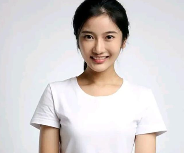 清华大学美女校花火了，颜值和明星不分伯仲，网友喊话：快出道吧