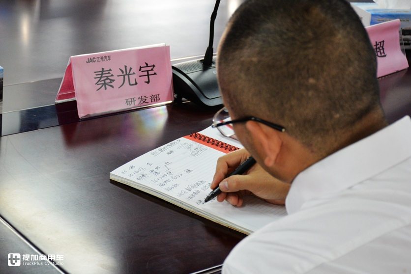 轻卡用户走进江淮工厂，参观后，才知道江淮轻卡质量好是有原因的