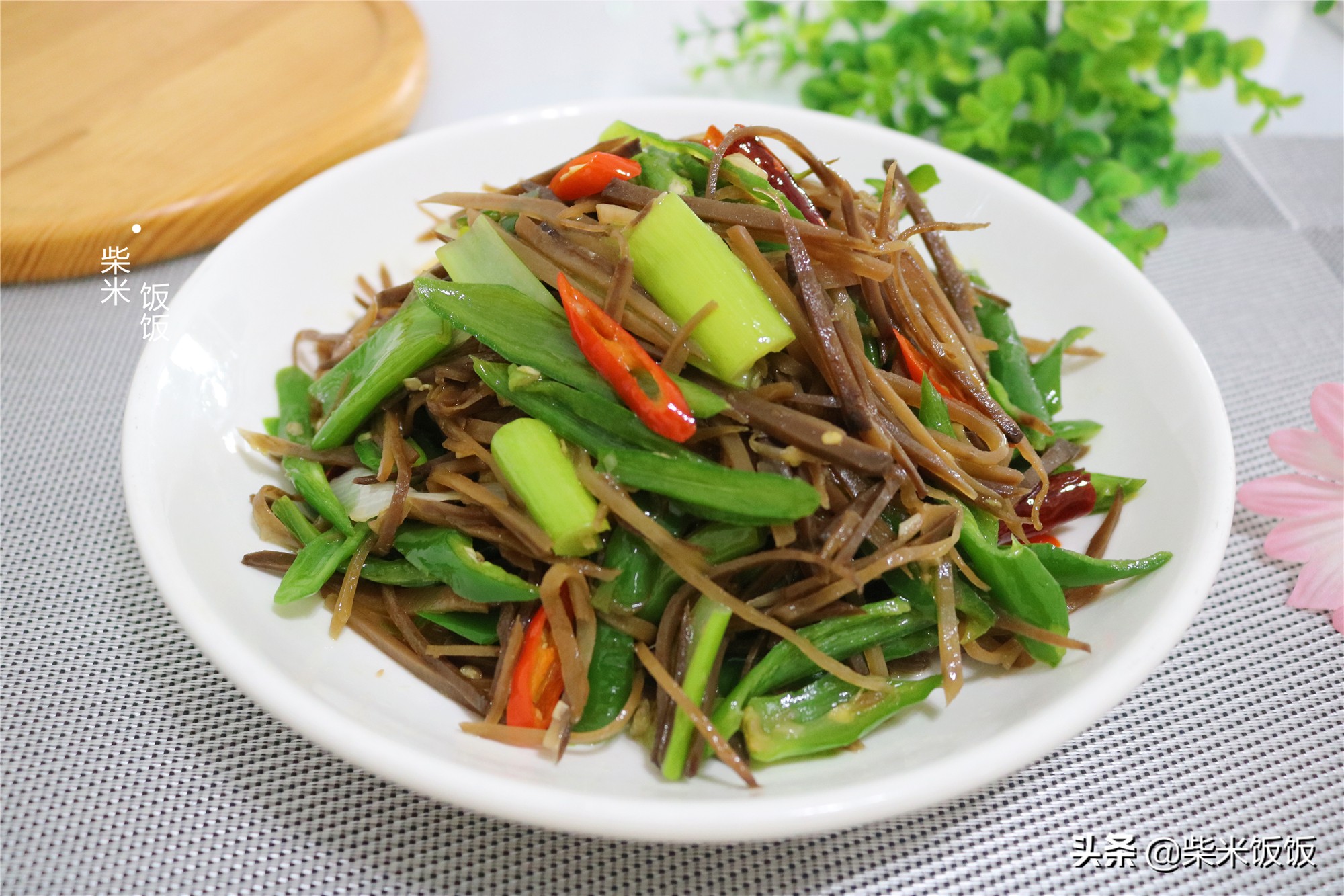 这款开胃小咸菜，北方人餐桌上常见，炒一次吃几天，香辣下饭