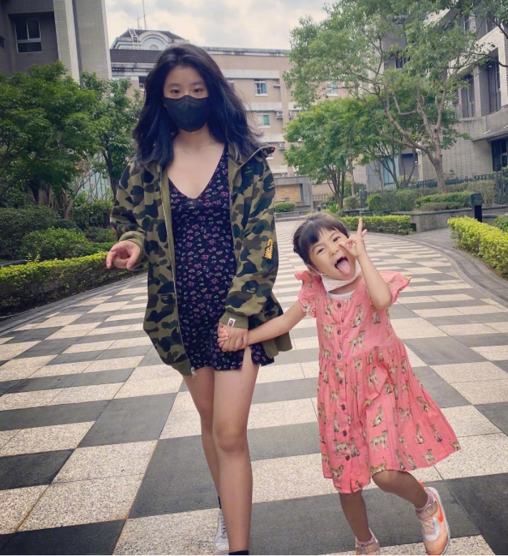 贾静雯在离婚之后获得了女儿的抚养权,不过前夫的条件就是在女儿几岁