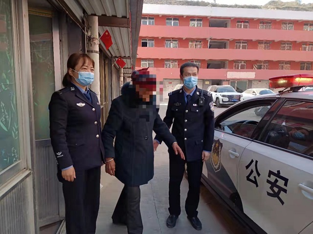 神木公安大柳塔派出所：七旬老人迷路 民警温情救助