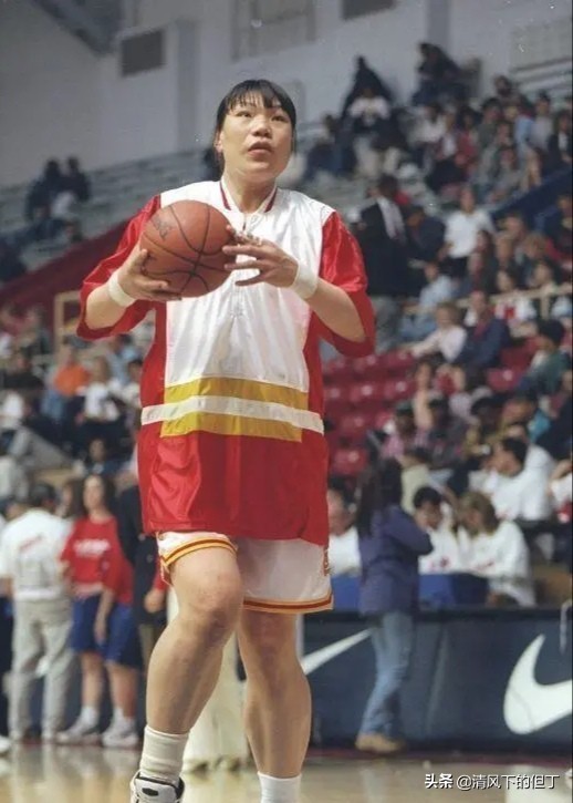 郑海霞身高体重(女篮中锋郑海霞:大校军衔月薪过万,54岁双腿弯曲,还