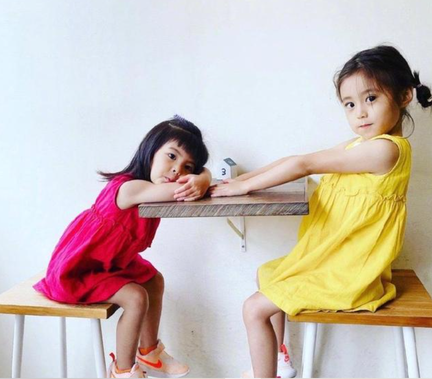 咘咘凌晨5点起床做作业，戴着眼镜超认真，贾静雯直呼：这是谁？