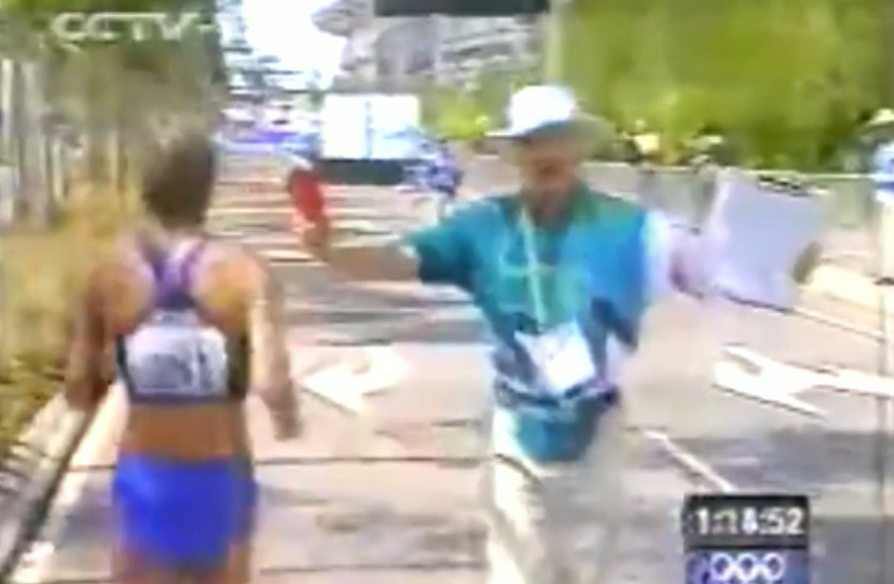 20公里竞走为什么举黄牌（中国小将夺得冠军无人欢呼，只能自己默默绕场地庆祝）