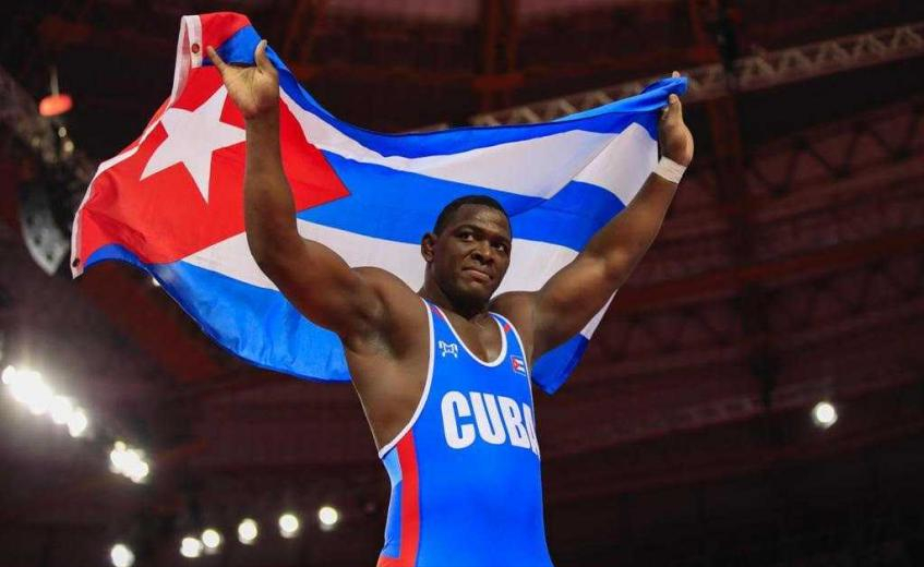 世界上摔跤最强的人("摔跤之神"米哈因·洛佩斯,4届奥运金牌得主,超越