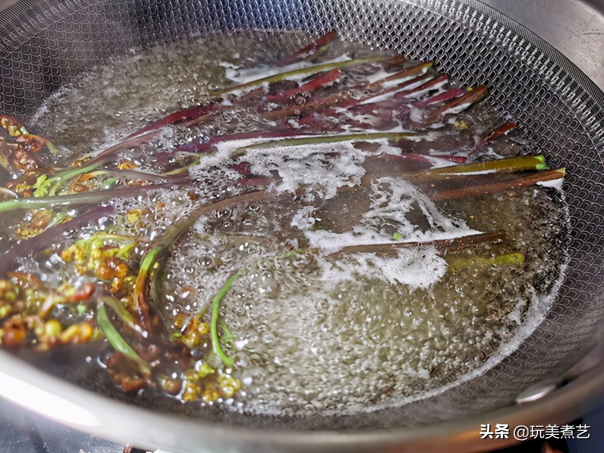 春天长出的嫩芽蕨菜遇上小银鱼，碰撞出别具小清新的口感