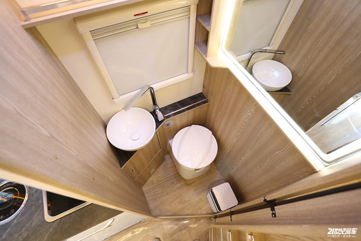 一款真正干湿分离卫生间的国产房车!铂驰铂钻bs01房车