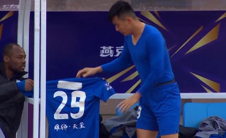中超為什么不讓用外援門將（中國足球又1奇景！中超門將替補登場踢后衛(wèi)，外援中衛(wèi)卻上不了）