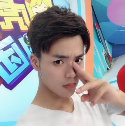 同样收入与人气对比差距过大的还有虎牙cf一哥——阿飞,全网cf人气