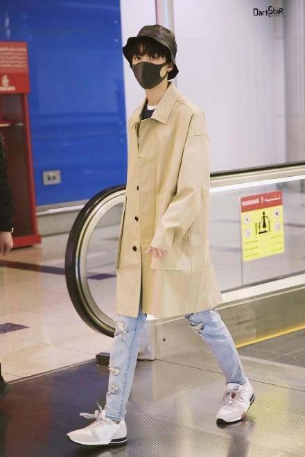 北电刚开学，关晓彤王俊凯学校露面后就乘机离京，为工作真的拼