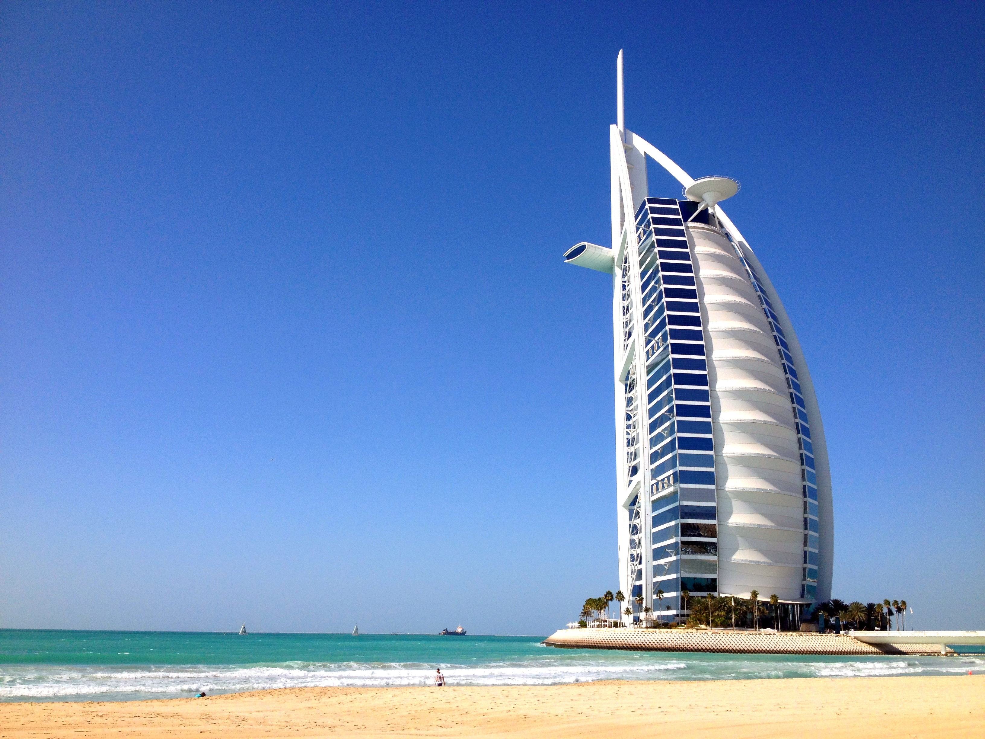 迪拜第一奢侈酒店,住一晚至少要几千元,三个菜就收两千块钱!