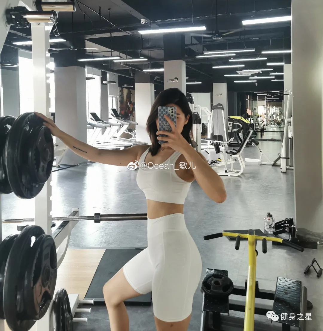 27歲的廣東女健身教練，身材健美有型，路上回頭率十足