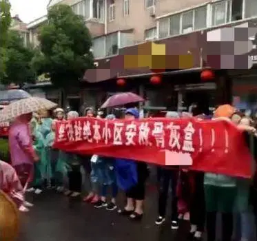 发现邻居买房不住人，专门用来存放骨灰盒，我们能否报警？