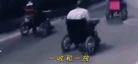 别人飙车他们飙轮椅！白发一族的“敞篷奔驰”能有多野？