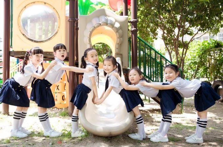 幼儿园创意毕业照不输大学生，家长看后喜笑颜开，一群小大人