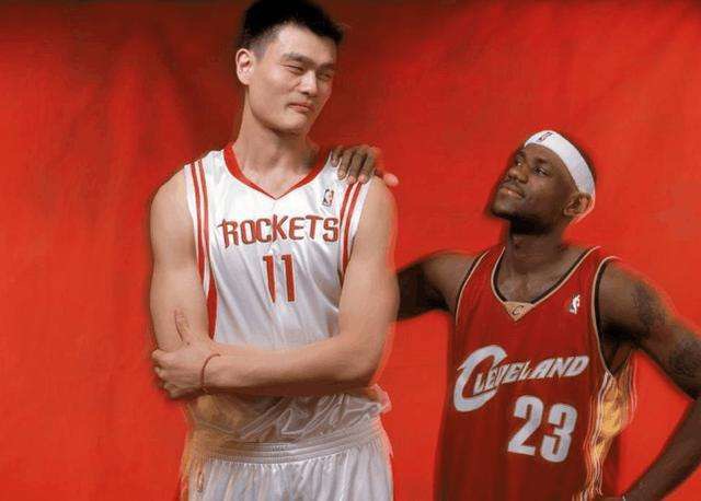 姚明打cba哪个球队（02年姚明如何成第一个纯外籍状元？打爆01榜眼，征服梦之队主教练）