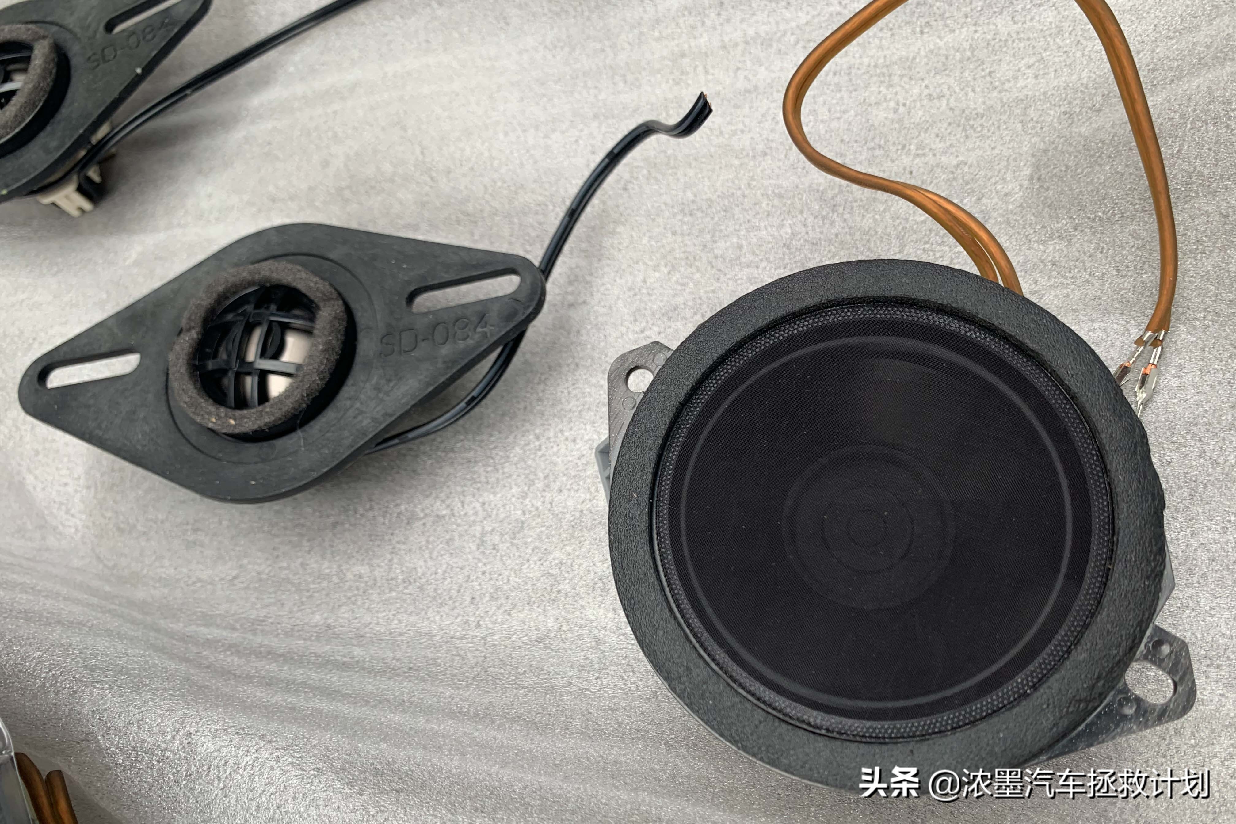 「璀璨明珠」修复整备一台破烂不堪的丰田皇冠，重新焕发盎然生机